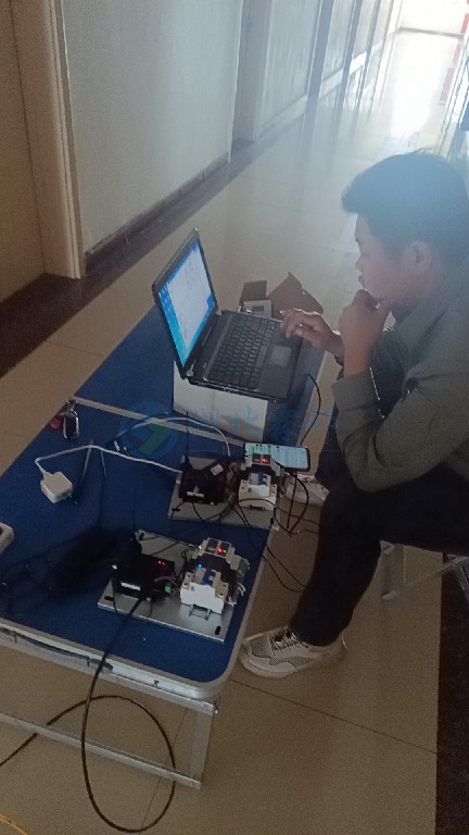 北琪实业有限公司，分体空调智慧单元调试中。